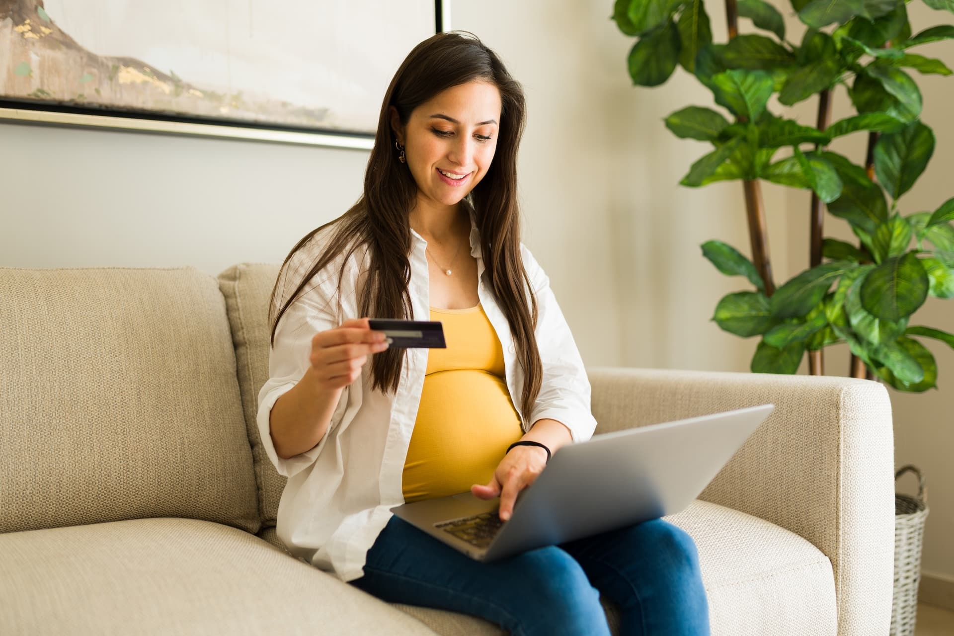 pregnant_woman_paying_a_bill
