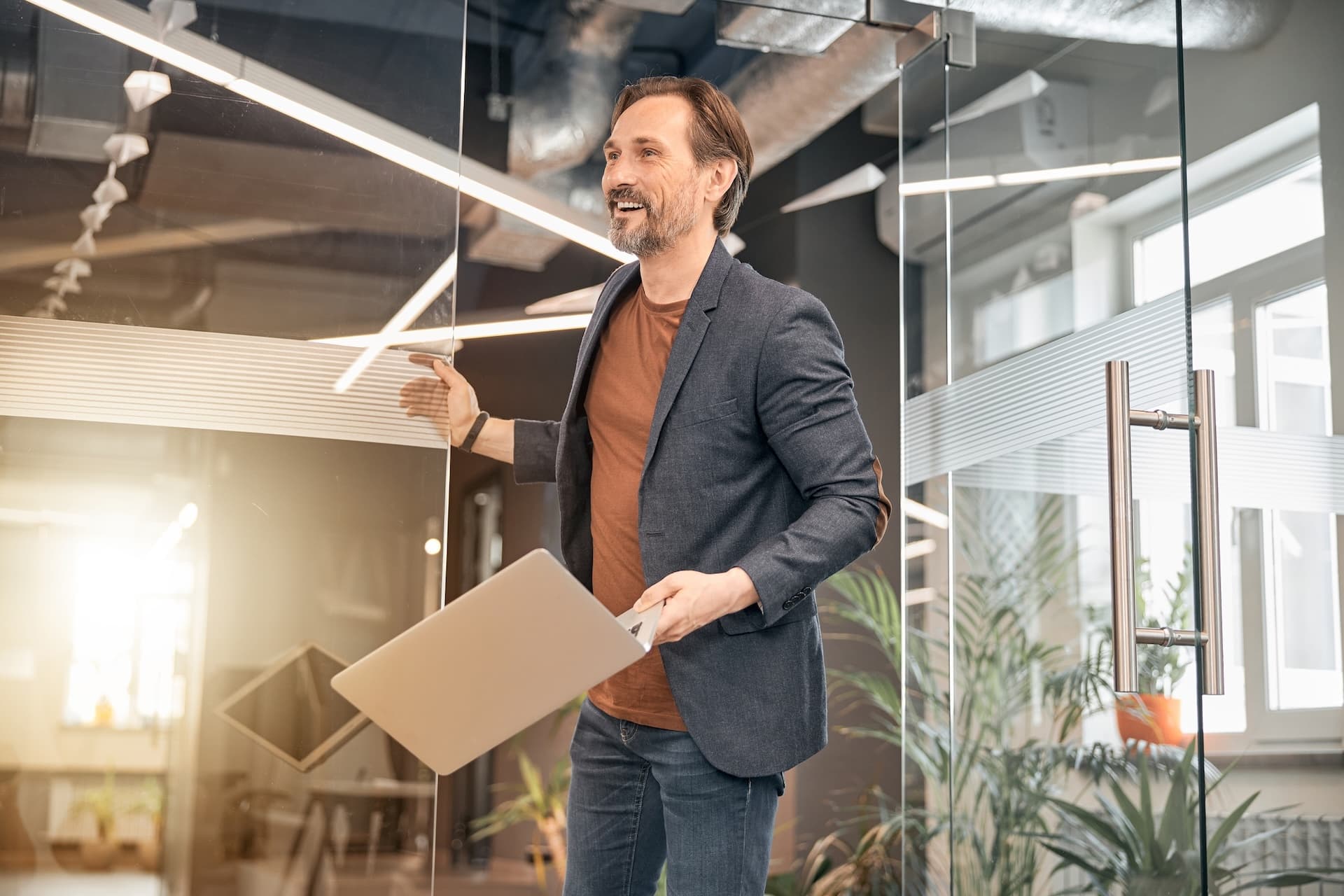 man_with_laptop