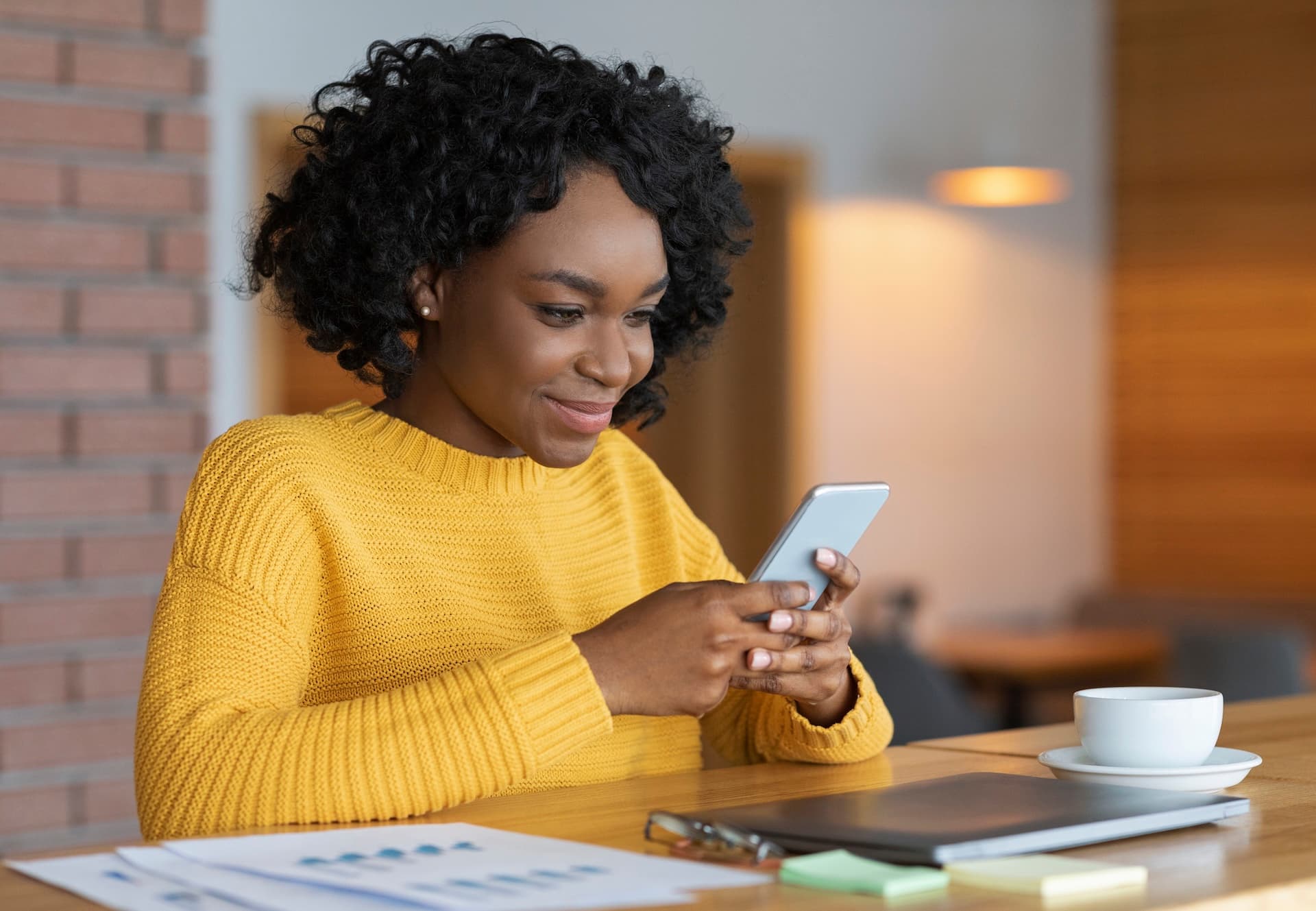 women_with_phone